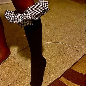 Pleaded black white ribbon trouser socks